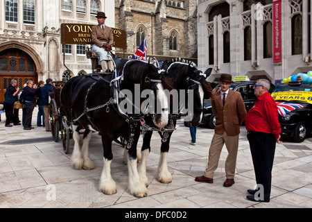 Horse & traditionnel panier, les Pearly Kings and Queens Harvest Festival Parade, Londres, Angleterre Banque D'Images