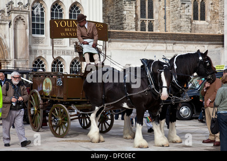 Horse & traditionnel panier, les Pearly Kings and Queens Harvest Festival Parade, Londres, Angleterre Banque D'Images