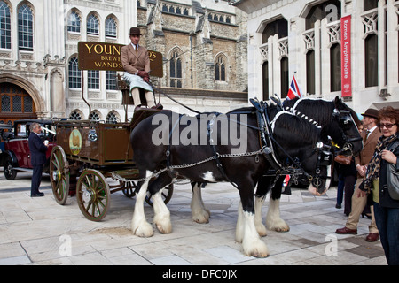 Horse & traditionnel panier, les Pearly Kings and Queens Harvest Festival Parade, Londres, Angleterre Banque D'Images