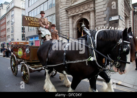 Horse & traditionnel panier, les Pearly Kings and Queens Harvest Festival Parade, Londres, Angleterre Banque D'Images