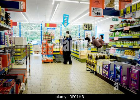 Les clients à l'intérieur d'un supermarché Lidl. Banque D'Images