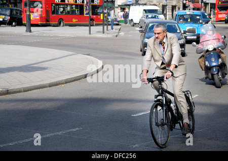 Londres, Angleterre, Royaume-Uni. Cycliste à Trafalgar Square Banque D'Images