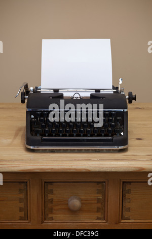 Une vieille machine à écrire rétro avec un morceau de papier vierge pour vous d'ajouter votre propre texte. Banque D'Images