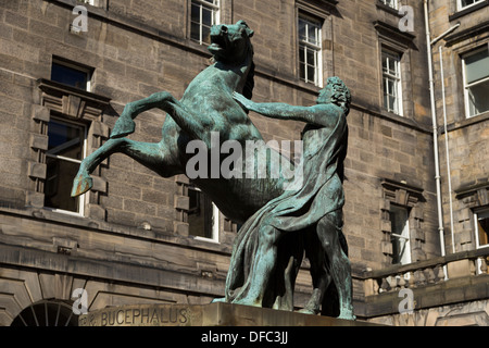 'Alexander taming Bucephalus' statue par 19thC sculpteur écossais John Steell au Edinburgh City Chambers, Édimbourg, Écosse Banque D'Images