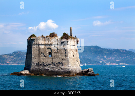 Ruines de la forteresse de pierre Torre della scuola sert de phare de travail près de l'île de Palmaria Porto Venere Ligurie Italie Banque D'Images