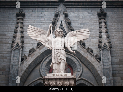 Statue de l'archange en face de l'Église catholique a également appelé Dongjiao Minxiang ou l'Eglise de France à Pékin, Chine Banque D'Images