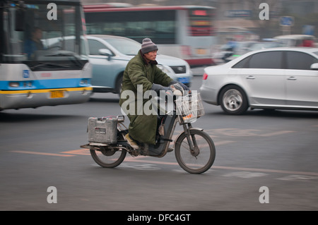 L'homme sur un cyclomoteur à Beijing, Chine Banque D'Images