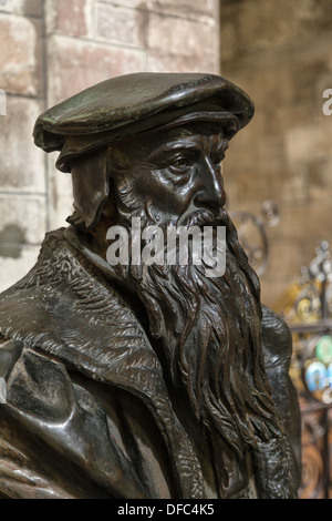 Statue de 16thC, pasteur écossais John Knox, (par James Pittendrigh Macgillivray, 1902) St Giles' Cathedral, Édimbourg, Scotlan Banque D'Images