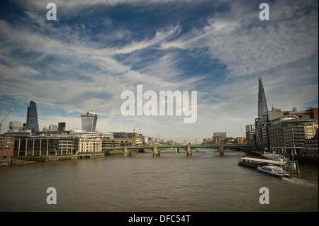 Afficher le long de la Tamise, le Millennium Bridge, London, UK Banque D'Images