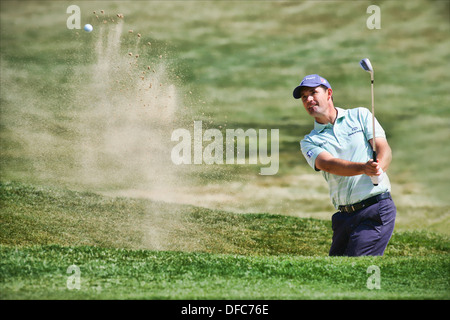 Padraig Harrington jouer au golf et d'étirements Banque D'Images