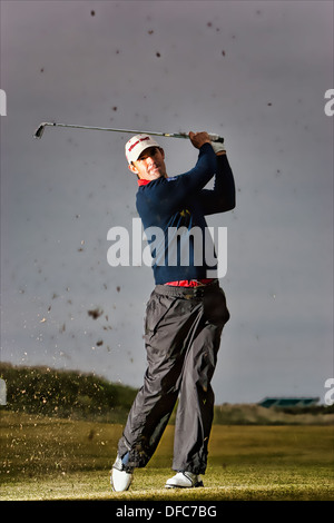 Padraig Harrington jouer au golf et d'étirements Banque D'Images