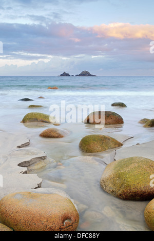 Des tons de l'aube commencent à remplir le ciel sur une journée à étés à Cornwall Porth Nanven Banque D'Images