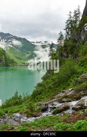 Lac dans les montagnes des Alpes italiennes, dans la Valle Antrona Banque D'Images