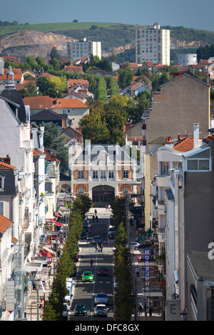 La rue de Paris bordée de magnolias, à Vichy (Allier - France). La gare de Vichy est situé à la fin de cette rue. Banque D'Images