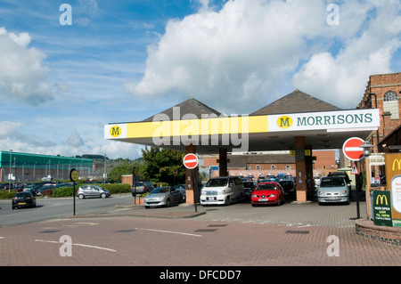 Supermarché morrisons stations essence gaz de remplissage carburant station voiture voitures jusqu'au Royaume-Uni Banque D'Images