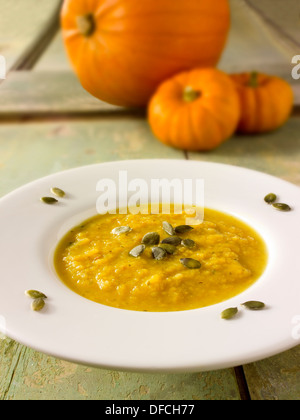 Soupe de potiron dans un bol de soupe avec du pain blanc Banque D'Images