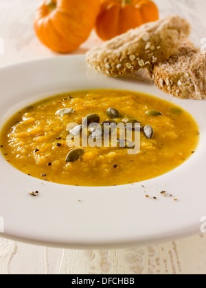 Soupe de potiron dans un bol de soupe avec du pain blanc Banque D'Images