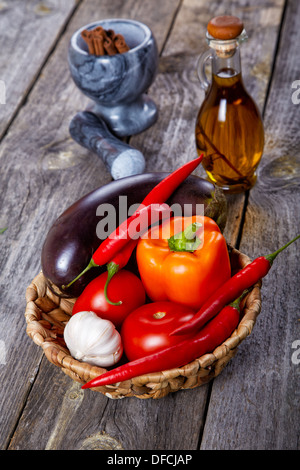 La nature morte d'épices et de mortier sur une vieille table en bois Banque D'Images