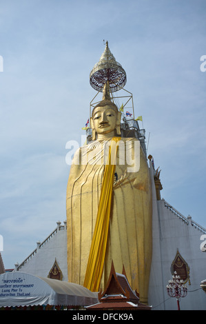 32 mètres de haut standing statue de Bouddha de Wat Intharawihan à Bangkok, Thaïlande. Banque D'Images