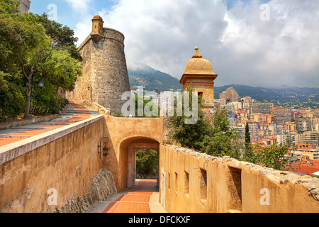 Vue de fortifications médiévales et modernes bâtiments résidentiels sur contexte en Monte Carlo, Principauté de Monaco. Banque D'Images