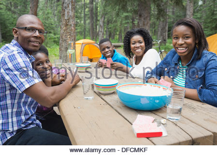 Portrait of happy family sitting table de pique-nique