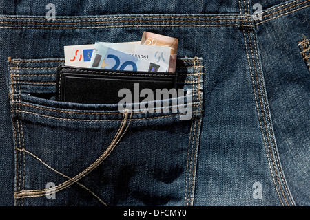 Gros plan du portefeuille en cuir montrant Euro euros billets billets billets de banque billets de banque monnaie en Jean denim poche arrière du concept de financement des entreprises eu Banque D'Images