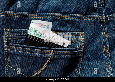 Gros plan du portefeuille en cuir argent comptant anglais montrant les billets de banque en denim jeans poche arrière du concept de finance d'entreprise Angleterre Royaume-Uni Grande-Bretagne Banque D'Images