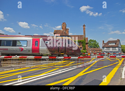 Cross Country liveried crossing road train entrant dans la gare de Brockenhurst Banque D'Images