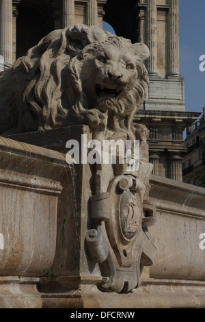 L'un des quatre lions du XIX siecle fontaine par Louis Visconti en place Saint Sulpice qui montre les armoiries de bras de Paris Banque D'Images