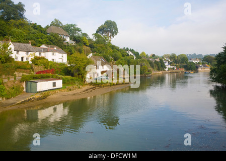 La rivière Helford et maisons de village Cornwall Angleterre Banque D'Images