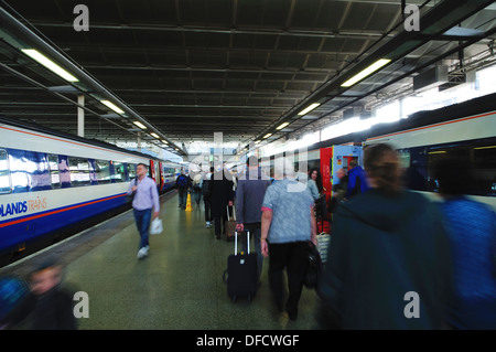 Les passagers marchant le long de la plate-forme à la gare de London St Pancras après avoir quitté un train East Midlands. Banque D'Images