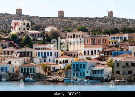 Trois vieux moulins à Emborio Harbour, Halki, Grèce. Banque D'Images
