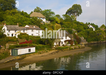 La rivière Helford et maisons de village Cornwall Angleterre Banque D'Images