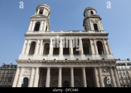 L'église Saint Sulpice avec son clocher récemment restructurée plus avancé que les autres dans une perspective géométrique Banque D'Images