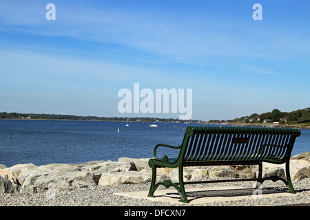 Un banc de parc donnant sur la baie de Narragansett, Colt State Park, Bristol, Rhode Island, USA Banque D'Images