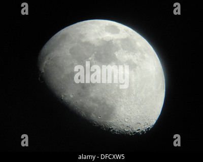 La lune vue à travers un télescope dans le désert d'Atacama près de La Serena, Chili Banque D'Images