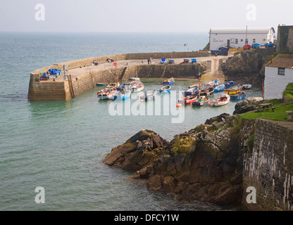 Bateaux de pêche dans le port au village de Coverack, Cornwall, Angleterre Banque D'Images