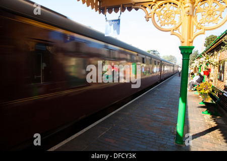 Train de quitter la gare de Sheringham Norfolk Banque D'Images