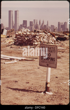 Malgré les panneaux d'avertissement, DUMPING ILLICITE SE POURSUIT DANS CE DOMAINE À LA SORTIE DE L'AUTOROUTE DU NEW JERSEY FACE À Manhattan... 549767 Banque D'Images