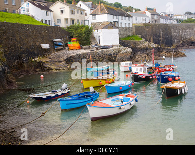 Bateaux de pêche dans le port au village de Coverack, Cornwall, Angleterre Banque D'Images