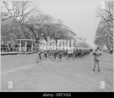 Une vue à distance du président Harry S. Truman observant les soldats marcher pendant le défilé de la fête de l'armée. Cet événement célèbre le service militaire et honore les forces armées. Banque D'Images