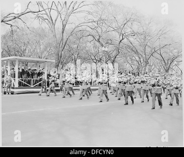 Une vue à distance du président Harry S. Truman regardant le défilé de la fête de l'Armée à Washington, DC, observant la procession militaire dans le cadre des célébrations nationales. Banque D'Images