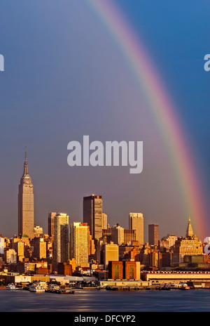 Un arc-en-ciel apparaît au-dessus de l'horizon de la ville de New York après un été de pluie. Banque D'Images