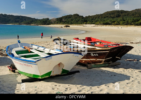 Les bateaux de pêche artisanale dans la plage Nerga. Cangas do Morrazo, Galice, Espagne. Banque D'Images