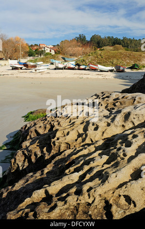 Les bateaux de pêche artisanale dans la plage Nerga. Cangas do Morrazo, Galice, Espagne. Banque D'Images