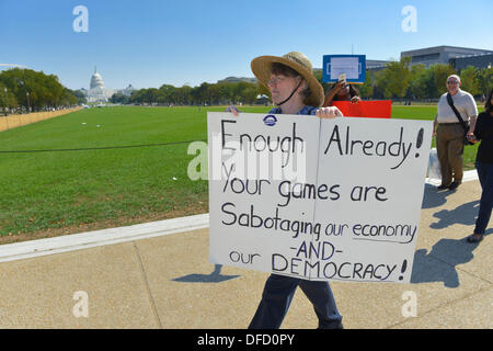 Washington, DC, USA. 2Nd Oct, 2013. Un groupe de manifestants passe par le National Mall tout en manifestant contre les effets de la fermeture du gouvernement partielle causée par une impasse sur la colline du Capitole. La manifestation a été parrainée par une organisation appelée ''Organisation pour l'action. Crédit : Jay Egelsbach/ZUMAPRESS.com/Alamy Live News Banque D'Images