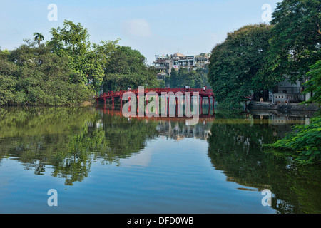 Le pont sur l'Huc du lac Hoan Kiem de Hanoi, Vietnam Banque D'Images