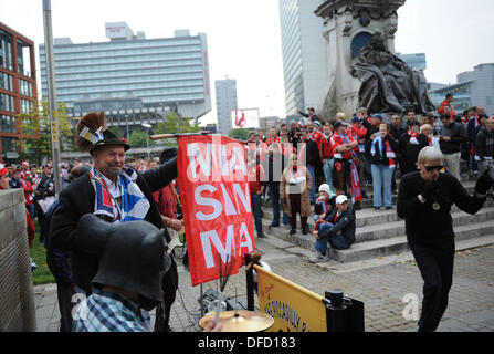 Manchester, Grande-Bretagne. 09Th Oct, 2013. Fans du FC Bayern Munich monter sur un square dans le centre-ville et d'écouter des musiciens de rue avant la Ligue des Champions de football Manchester City GROUPE D match vs FC Bayern Munich, dans la ville de Manchester Stadium de Manchester, en Grande-Bretagne, 02 octobre 2013. Photo : Andreas GEBERT/dpa/Alamy Live News Banque D'Images