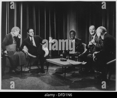 Eleanor Roosevelt, Sargent Shriver et Hubert Humphrey discutent des perspectives mondiales et des efforts humanitaires en 1965, en se concentrant sur la paix mondiale, les droits de l'homme et les défis de société futurs. Banque D'Images