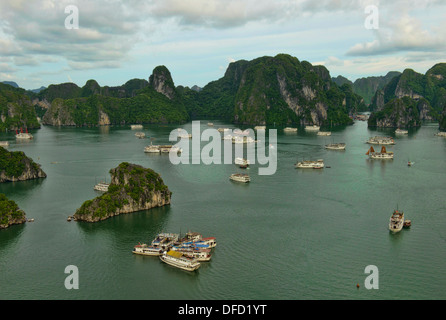 Les jonques traditionnelles navigation dans la baie d'Halong, Vietnam Banque D'Images